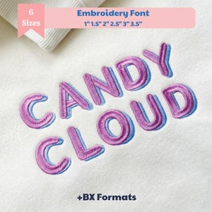 Op de afbeelding: Een borduurlettertype met de woorden CANDY CLOUD in paarse letters met een lichtblauw schaduweffect. Een roze banner bovenaan toont 6 maten en 2,54 cm, 3,81 cm, 5,08 cm, 6,35 cm, 7,62 cm, 8,89 cm. De tekst +BX Formats staat onderaan.