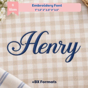 Op de afbeelding: De naam Henry is geborduurd in een donkerblauw cursief lettertype op een beige en witte gingham stof. Een roze banner bovenaan toont de tekst Embroidery Font en 6 Sizes 1" 1.5" 2" 2.5" 3" 3.5". De tekst +BX Formats staat onderaan.