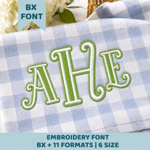 Pode incluir: Um tecido xadrez vichy azul claro e branco com as letras bordadas AHE em verde brilhante com contorno branco. O texto BX FONT é visível numa faixa azul claro no topo, e EMBROIDERY FONT BX + 11 FORMATS | 6 SIZE na parte inferior.
