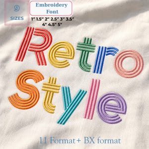 Puede incluir: Un diseño de fuente de bordado con las palabras "Retro Style" en letras de tres líneas multicolores. El texto incluye 9 tamaños que van de 2,5 cm a 12,7 cm y está disponible en 11 formatos más el formato BX para proyectos de bordado digital.
