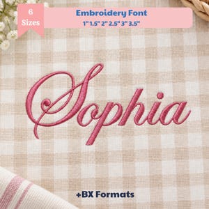 Peut inclure: Un motif de police de broderie avec le prénom Sophia cousu en fil rose foncé sur un tissu à carreaux beige et blanc. Le texte indique 6 tailles allant de 2,54 cm à 8,89 cm et prend en charge les formats BX pour les machines à broder.