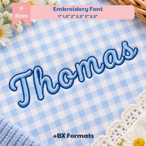 Peut inclure: Le nom Thomas est brodé dans une police cursive bleue sur un tissu à carreaux vichy bleu clair et blanc. Une bannière rose en haut affiche le texte Embroidery Font 6 Sizes 1" 1.5" 2" 2.5" 3" 3.5" et le texte en bas indique +BX Formats.