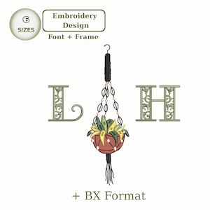 Könnte beinhalten: Ein Stickdesign mit einer Hängepflanze in einem Makramee-Topf, mit den Buchstaben "L" und "H" auf beiden Seiten. Das Design enthält den Text "Embroidery Design Font + Frame" und "+ BX Format". Das Bild zeigt auch einen Kreis mit dem Text "6 SIZES".