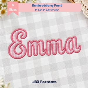 Puede incluir: Un diseño de fuente de bordado con el nombre Emma en un patrón de cuadros vichy rosa y blanco con un contorno cosido en rosa sólido. El texto incluye 6 tamaños: 2,54 cm, 3,81 cm, 5,08 cm, 6,35 cm, 7,62 cm y 8,89 cm, más formatos BX.