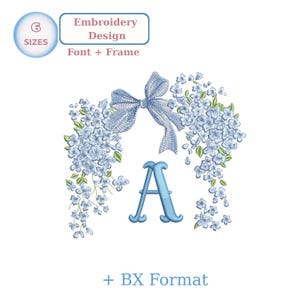 Op de afbeelding: Een borduurontwerp met een lichtblauw bloemstuk met een strik en de letter "A". Het ontwerp bevat de tekst "Embroidery Design Font + Frame" en "+ BX Format". Een cirkel geeft "6 maten" aan.