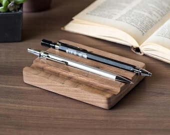 Portalápices de madera de nogal hecho a mano: elegante organizador de escritorio.