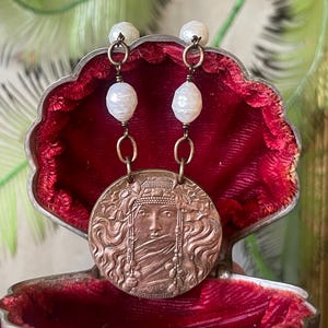 VINTAGE // Art Nouveau Goddess and Pearl Necklace
