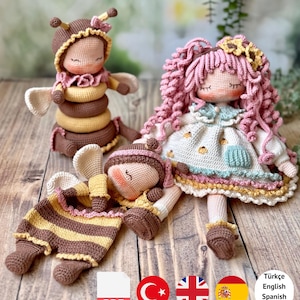 Puede incluir: Tres muñecas de ganchillo que incluyen una muñeca abeja con anillos apilables, una muñeca abeja con traje a rayas y una muñeca con largo cabello rizado rosa que lleva un vestido blanco con detalles florales. Texto: PDF, Türkçe, English, Spanish, PDF PATTERN ONLY.