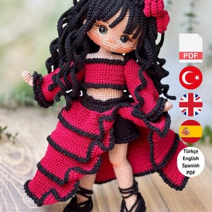 Pode incluir: Um padrão de boneca em crochê em PDF apresentando uma boneca com longos cabelos pretos cacheados, um acessório de flor vermelha e um conjunto de duas peças vermelho e preto com babados. A boneca usa sapatos pretos com cadarço. Texto: PDF, Türkçe, English, Spanish, PDF PATTERN ONLY - NOT FINISHED DOLL.