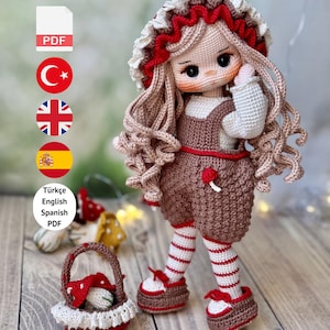 Puede incluir: Muñeca de ganchillo con pelo largo y rizado, vestida con un pelele marrón, detalles rojos y calcetines a rayas. Una cesta a juego con un hongo está al lado de la muñeca. El texto "PDF PATTERN ONLY - NOT FINISHED DOLL" está en la parte inferior.