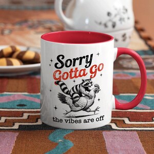 Retro Sorry Gotta Go The Vibes Are Off Kubek, Kubek do kawy Raccoon Chicken, Sarkastyczny prezent Raccoon dla mężczyzn i kobiet, 11oz i 15oz Ceramiczne kubki