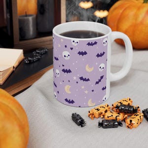 Bonita taza espeluznante de cerámica con esqueleto kawaii, taza de café morada para Halloween, regalo de bruja, diseño morado pastel, linda decoración de Halloween, calaveras chibi
