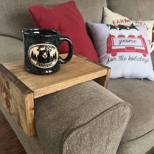 Mesa con apoyabrazos de madera artesanal, mesa con apoyabrazos para sofá