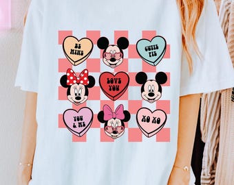 Camiseta Comfort Colors para San Valentín con corazones de Mickey y Minnie Mouse