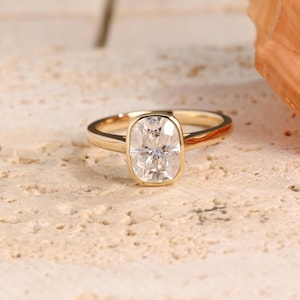 Solid Gold Elongated Cushion Cut Moissanite Engagement Ring, Klasyczny pierścień Bezel, Pierścionek Obietnicy Katedry, Prezent na Rocznicę Urodzin dla Kobiet