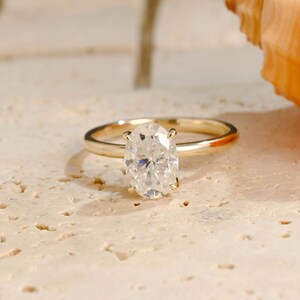Solid Gold Oval Cut Moissanite Verlobungsring, klassischer Goldring, Prong Ring, Hidden Halo Ring, Jubiläum / Geburtstagsgeschenk für Frauen / Frau