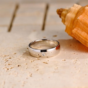 Solid Gold 5.5mm Width Round Moissanite Wedding Band for Men, Minimalist Men&#39;s Ring, Wedding Ring, Anniversary Ring, Birthday Gift for Men