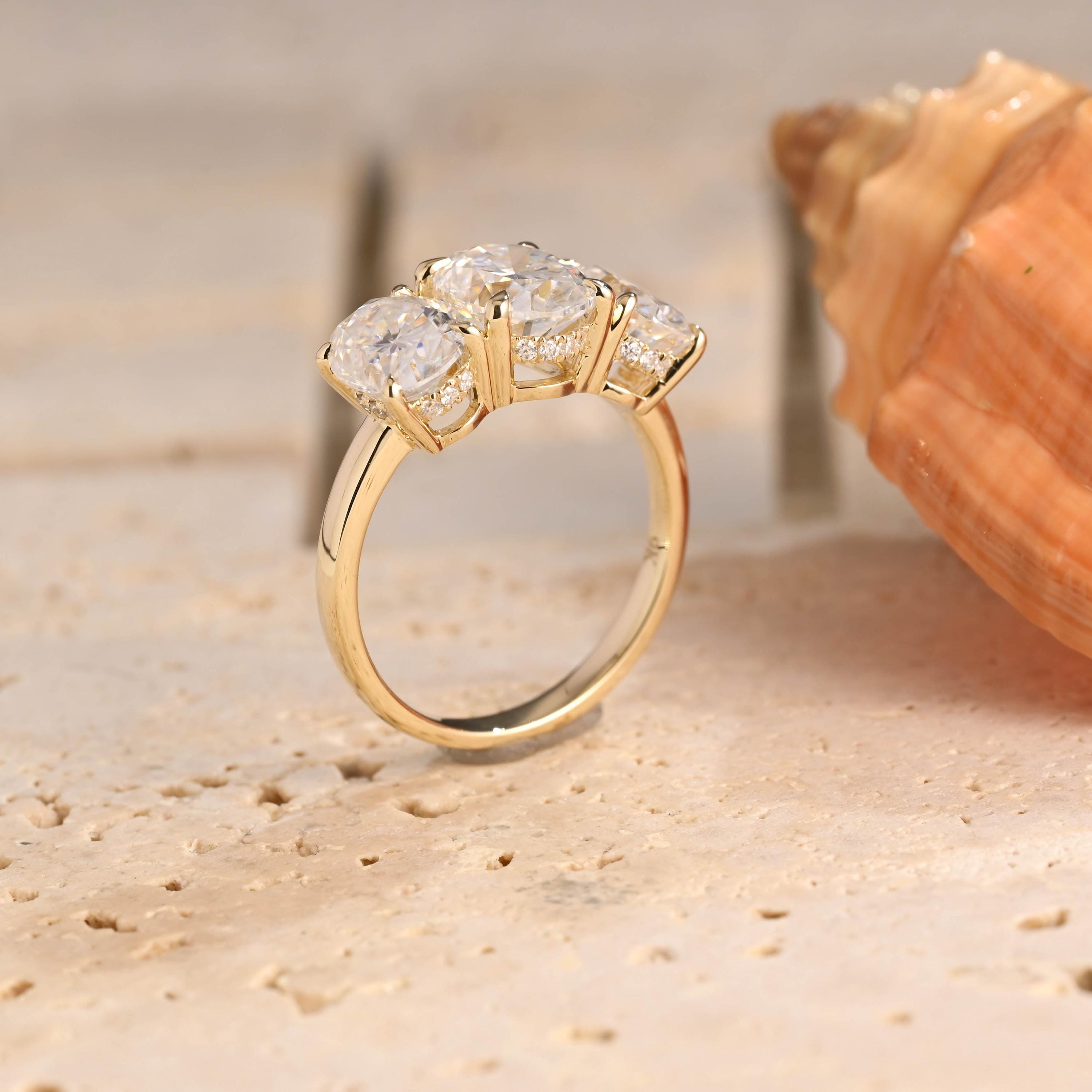 ソリッドゴールド スリーストーンリング、オーバルカット