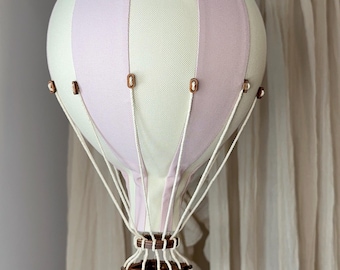 Decoración con globos aerostáticos en tonos lila pastel: habitación infantil, baby shower