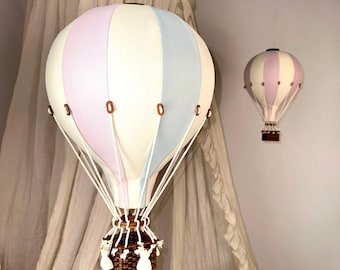 Decoración de pared con globos aerostáticos artesanales: lila, menta y beige