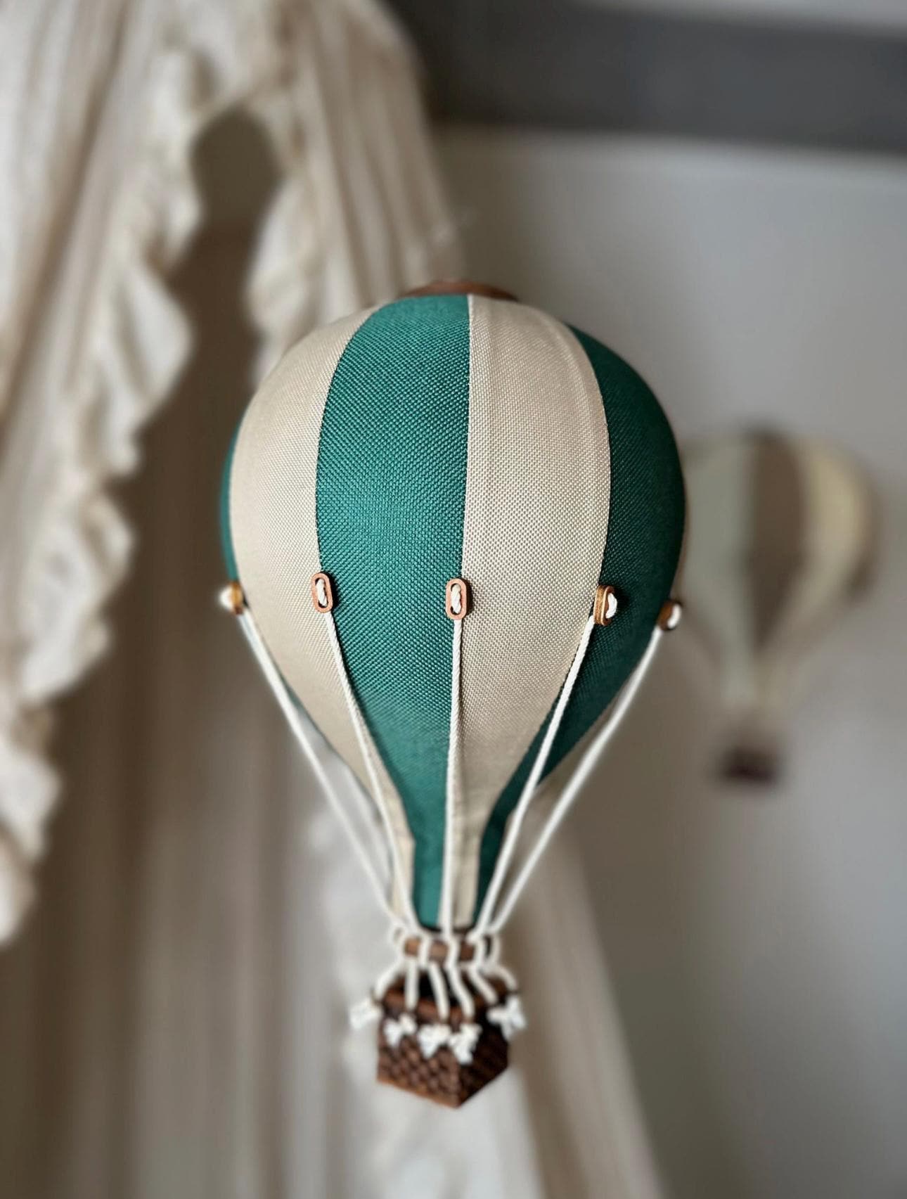 Globo aerostático de tela verde y beige: Decoración de pared para habitación infantil