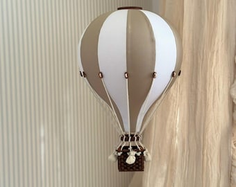 Decoración de pared artesanal con globos aerostáticos: decoración infantil en beige y blanco
