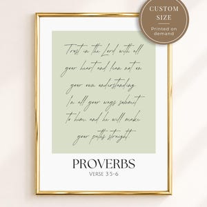 Peut inclure: Une affiche murale encadrée avec un fond vert sauge et un texte manuscrit noir qui dit : Trust in the Lord with all your heart and lean not on your own understanding. In all your ways submit to him, and he will make your paths straight. Sous le texte, les mots PROVERBS et VERSE 3:5-6 sont imprimés en noir.