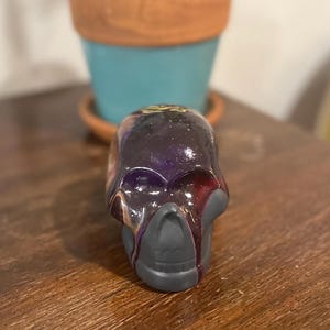 Tête de mort peinte en céramique violette et noire