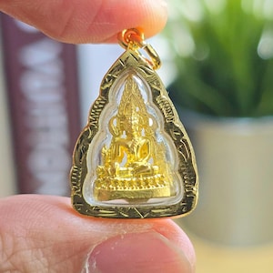 Kleiner Phra Phuttha Chinnarat Amulett Anhänger – gold sandgestrahltes Finish, wasserdichtes Gehäuse – thailändisch-buddhistische Halskette für Glück & Schutz