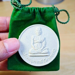 Somdej Phra Phutthachan Um | Thailändisches buddhistisches Amulett für Ruhe, Schutz & Innere Stabilität