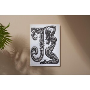 Könnte beinhalten: Eine Schwarzweißillustration eines Frauenkörpers, der den Buchstaben "J" mit komplizierten floralen Details bildet.