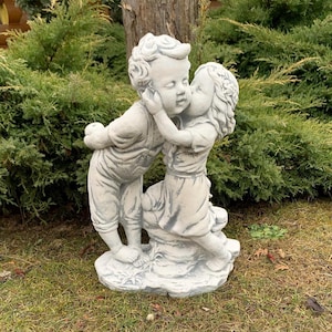 Girl and Boy Kissing Statue,Resin Ornament of Little Boy & Girl Kiss,Grey Porch Sculpture,Garden Courtyard Crafts,Romantic Home Decor Statue