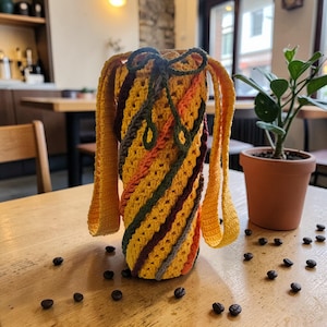 Könnte beinhalten: Ein Satz von drei Keramik-Nistbechern in Blau-, Grün- und Weißtönen. Die Schalen haben eine gesprenkelte Glasur und ein schlichtes, modernes Design. Die größte Schale hat einen Durchmesser von etwa 15 cm.