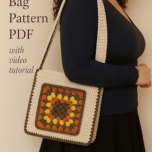 Könnte beinhalten: Eine cremefarbene Häkeltasche mit quadratischem Design und braunem Rand. Die Tasche hat ein farbenfrohes quadratisches Muster in der Mitte mit Orange-, Gelb- und Brauntönen. Die Tasche hat einen cremefarbenen Riemen und den Text "Crochet Bag Pattern PDF with video tutorial".