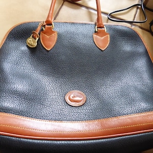 Bolso tipo cartera con forma de cúpula de guijarros y monedero pequeño con chequera de DOONEY & BOURKE en piel negra para todo tipo de clima