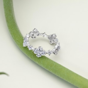 925 Silver Flower Band Ring – Dainty CZ Floral Eternity Ring for Women – Vintage Inspired Stackable Wedding Band – Elegant Gift for Her