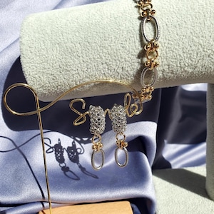 Op de afbeelding: Een set van drie keramische mokken met een gespikkelde, matte afwerking. De mokken zijn in crème, lichtgrijs en donkergrijs. Elke mok heeft een eenvoudig, minimalistisch ontwerp.