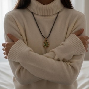 Pendentif en nacre d'ormeau naturelle, coquille d'ormeau, or 18 carats, délicat collier de perles, collier ras du cou style années 2000