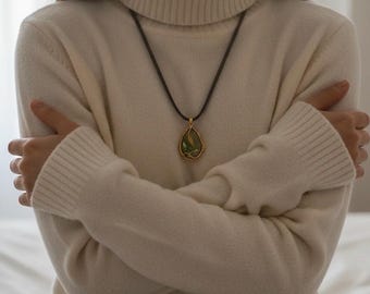 Naturlig abalone, abalonesnäcka, guld 18k hänge, elegant pärlhalsband, choker y2k halsband