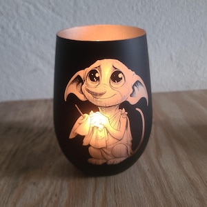 Magisches Windlicht mit Hauself – personalisiertes Geschenk für Fantasy Fans | Graviertes Glas, Zauberhafte Deko
