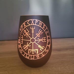 Zwarte glazen lantaarn met Vikinggravure, cadeau voor de bar, Keltisch drinkglas met runenkompas, cadeau voor handfastings, Vegvisir