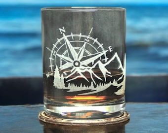 graviertes Whisky-Rum-Glas mit graviertem Kompass mit Bergen, hervorragendes Geschenk für die Bar, maritimes Geschenk für Männer