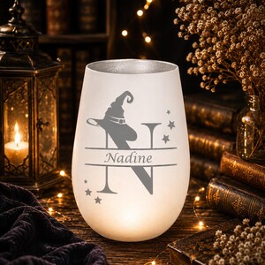 Porta-velas personalizado em formato de bruxa com nome, taça de coquetel em formato de chapéu de bruxa gravada com iniciais – Presente exclusivo