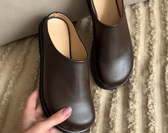Tamancos de couro marrom - Sapatos femininos com bico largo | Tamancos estilo minimalista | Tamancos anatômicos de camurça | Chinelos de couro personalizados feitos à mão
