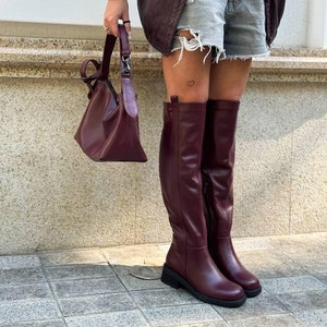 Bordeauxrode leren bijpassende hoge laarzen met tassenset | Overknee laarzen dames | damesschoenen met brede neus | custom schoenen in elke kleur