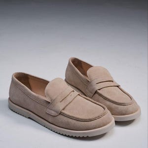 Bruna penny loafers klassiska dam | mjuk komfort i läder | handgjorda anatomiska platta skor | specialdesignade skor Beige suede