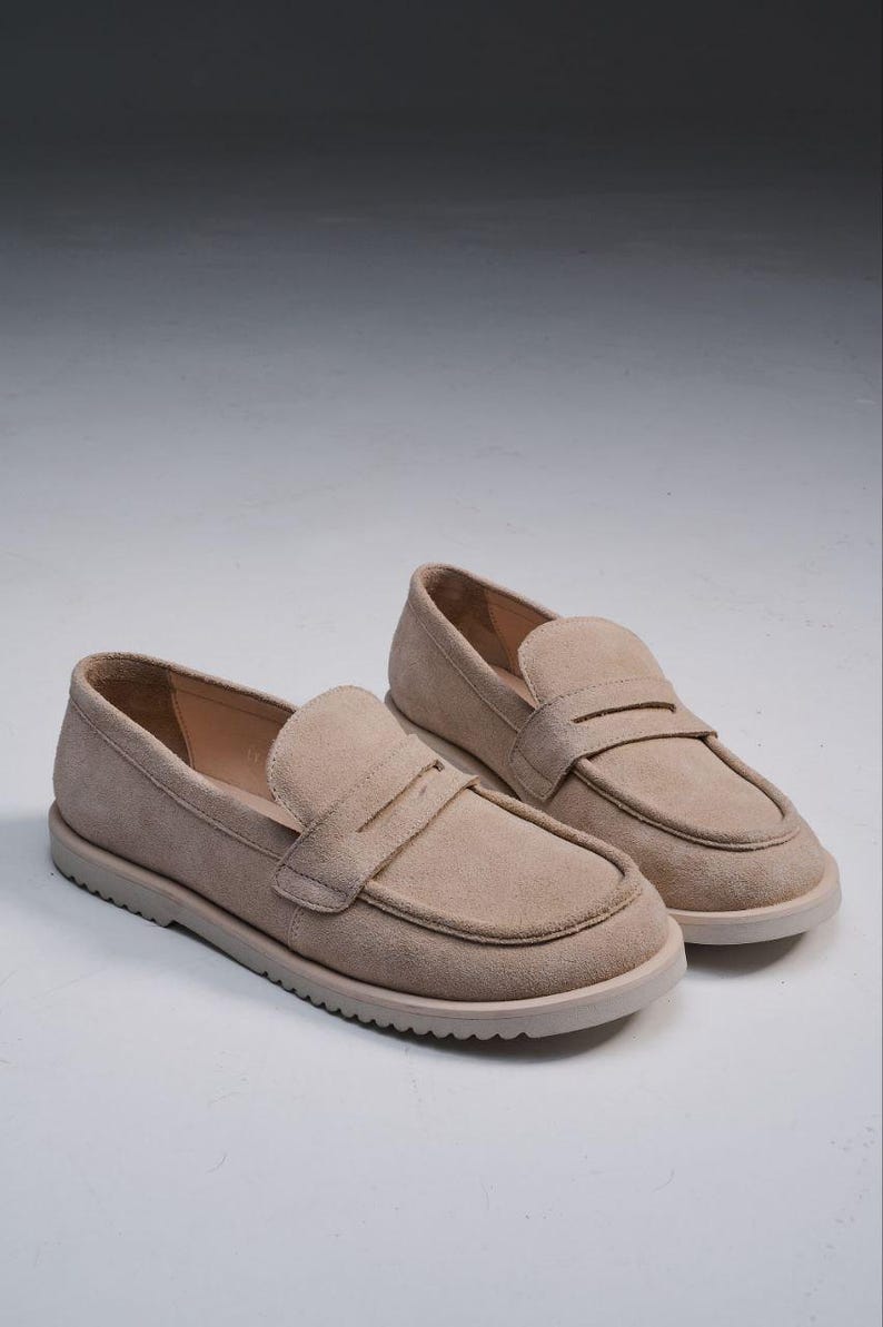 Bruna penny loafers klassiska dam | mjuk komfort i läder | handgjorda anatomiska platta skor | specialdesignade skor Beige suede