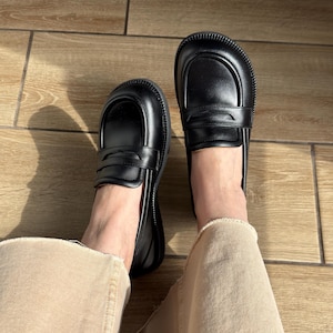Mocasines de piel negra / Zapatos de mujer con puntera ancha / Calzado anatómico estilo minimalista / Zapatos personalizados hechos a mano en cualquier color imagen 7