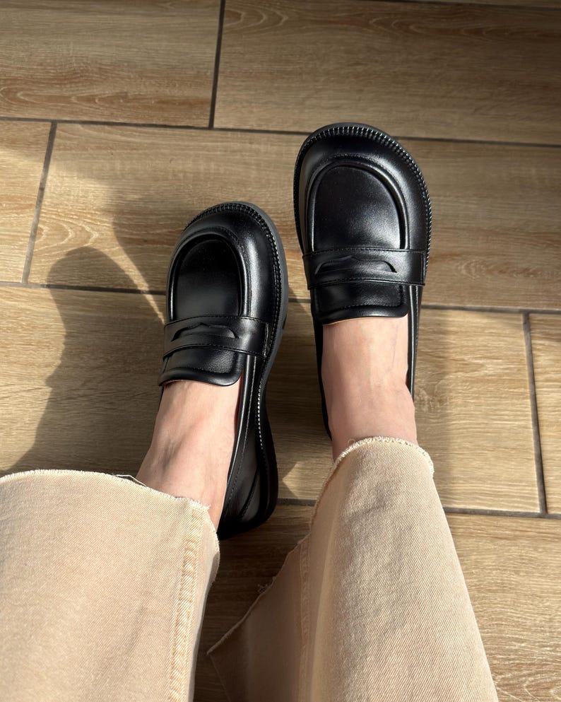 Mocasines de piel negra / Zapatos de mujer con puntera ancha / Calzado anatómico estilo minimalista / Zapatos personalizados hechos a mano en cualquier color imagen 7