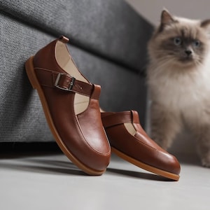Zapatos Mary Jane de cuero marrón coñac con tira en T y puntera ancha para mujer / Mocasines de piel estilo minimalista / Zapatos anatómicos hechos a mano en cualquier color.